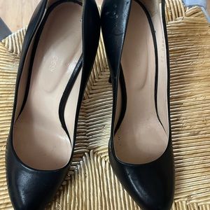 💯Authentic Sergio Rossi black leather round toe pump.